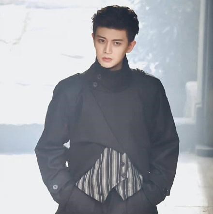 任嘉伦|工作室晒拍戏生活，任嘉伦收工后车内背词，剧本上的笔记说明一切