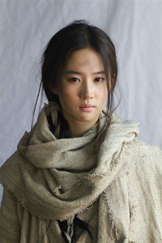 刘亦菲|刘亦菲穿运动背心好饱满，把衣服都撑开了，和吴亦凡吻戏自然