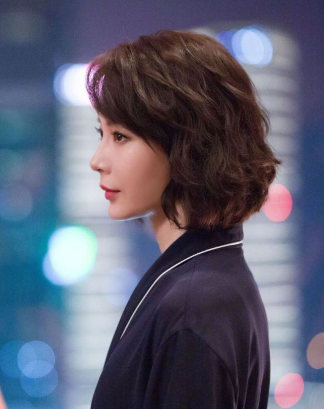 短发 女人上了年纪适合什么发型？不如学陈数袁泉剪短发，减龄又显气质