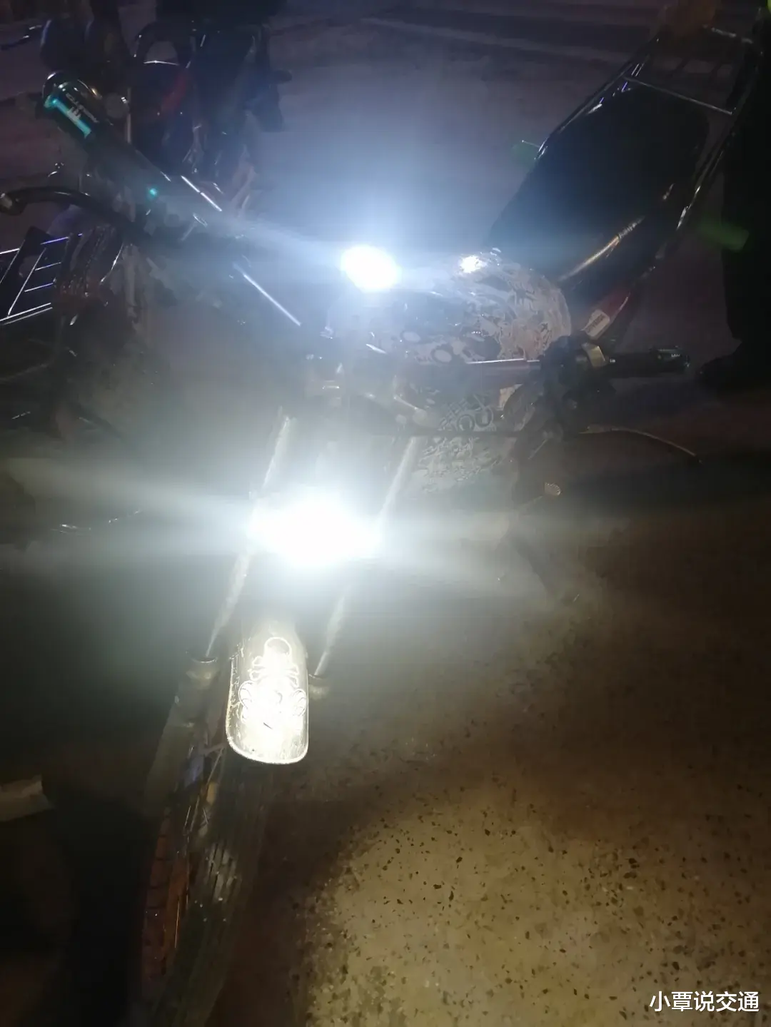 小覃说交通 广西13岁少年魔改摩托车，夜行百里准备回家，没想到