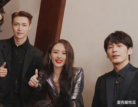 郑嘉颖|合影暴露娱乐圈地位？张艺兴败给新晋流量龚俊，杨幂被挤到最后面