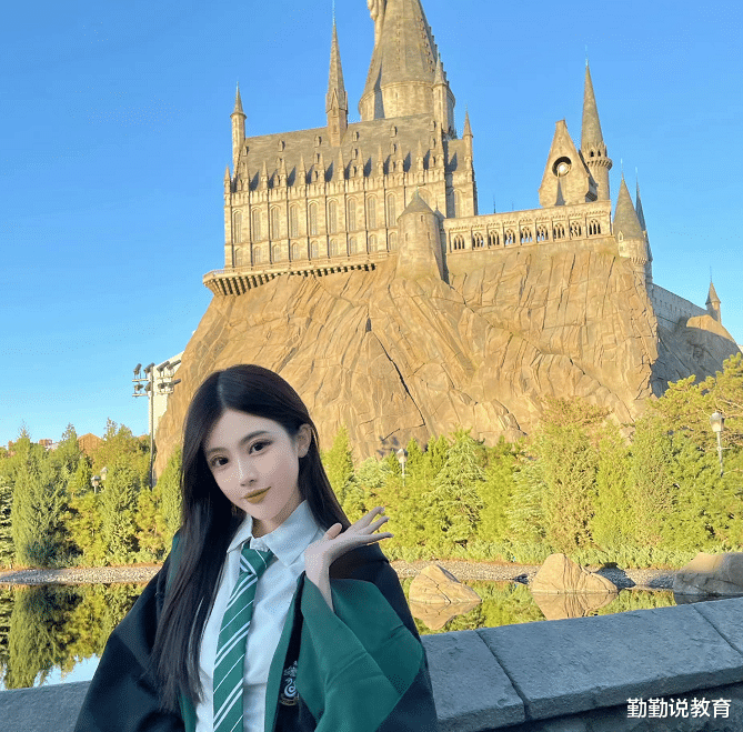 齐秦|四川传媒学院“校花”走红，身材颜值不输明星，而且还如此优秀