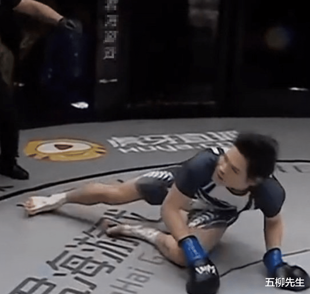 药水哥|毫无悬念？功夫巨星向佐轻松TKO药水哥，药酱苦撑两回合仍败北