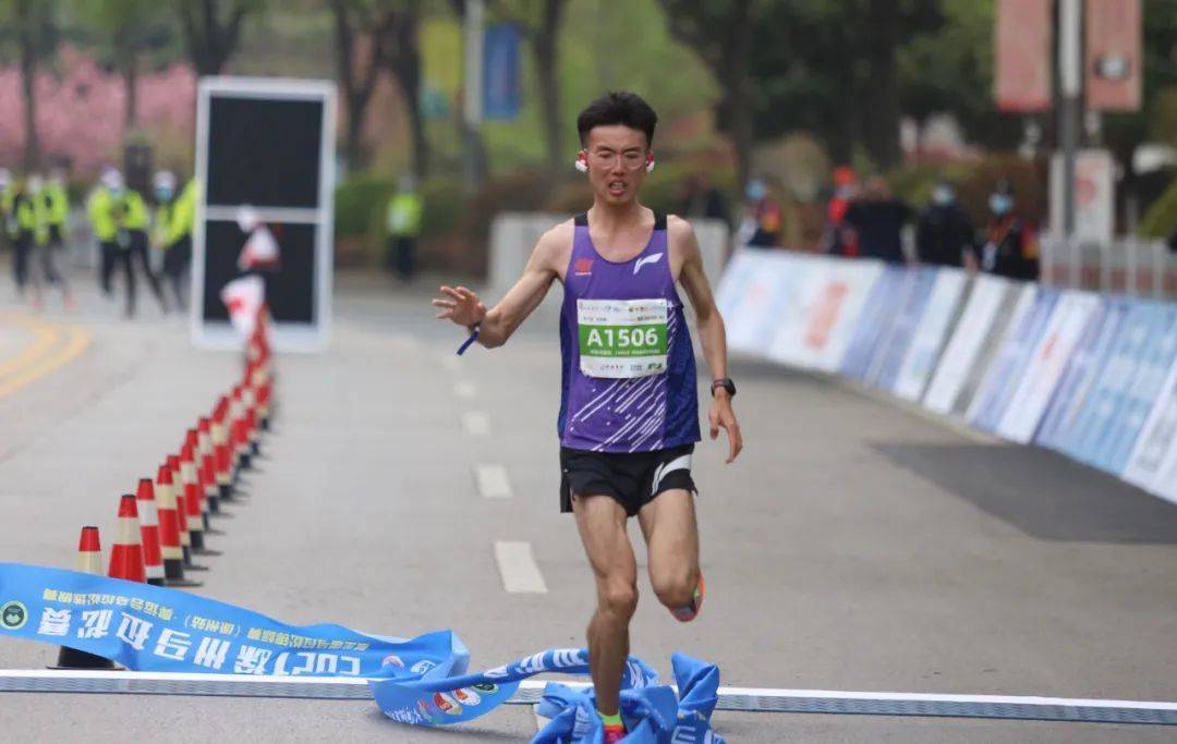 徐州|刚刚！徐州全马冠军强势诞生！带你直击现场！