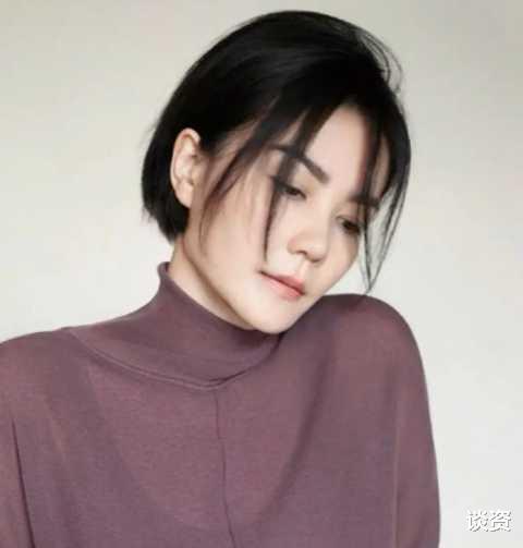 王菲|52岁王菲久违现身，大衣搭配万元包，4名助理同行气场足