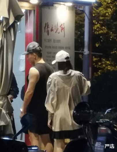 张馨予|张馨予与老公现身街头，排队买烧饼素质高，原来她不化妆也会描眉