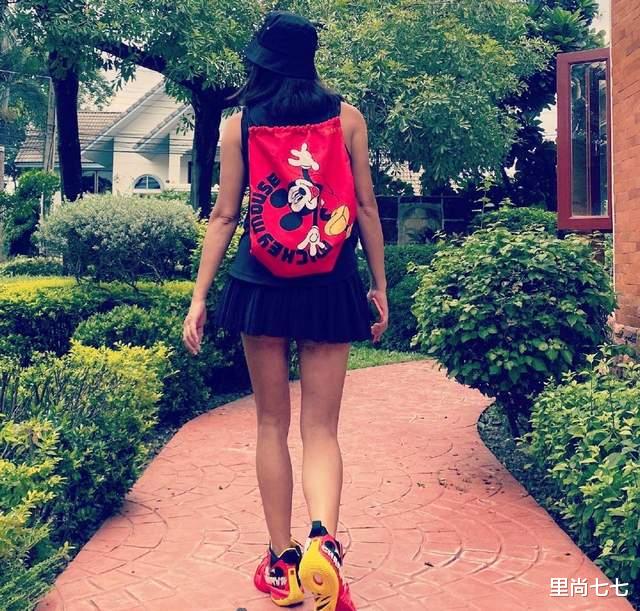 里尚七七|50岁瞿颖已结婚？丈夫正脸曝光个没她高，二婚男还带着一个女儿