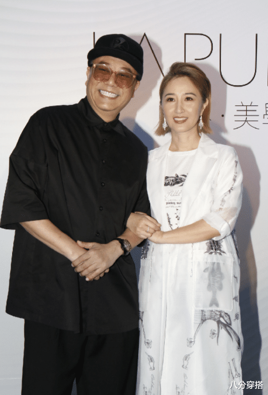 八分穿搭|关咏荷不愧是“阿姨辈翘楚”,黑色吊带连衣裙性感时髦,成熟优雅