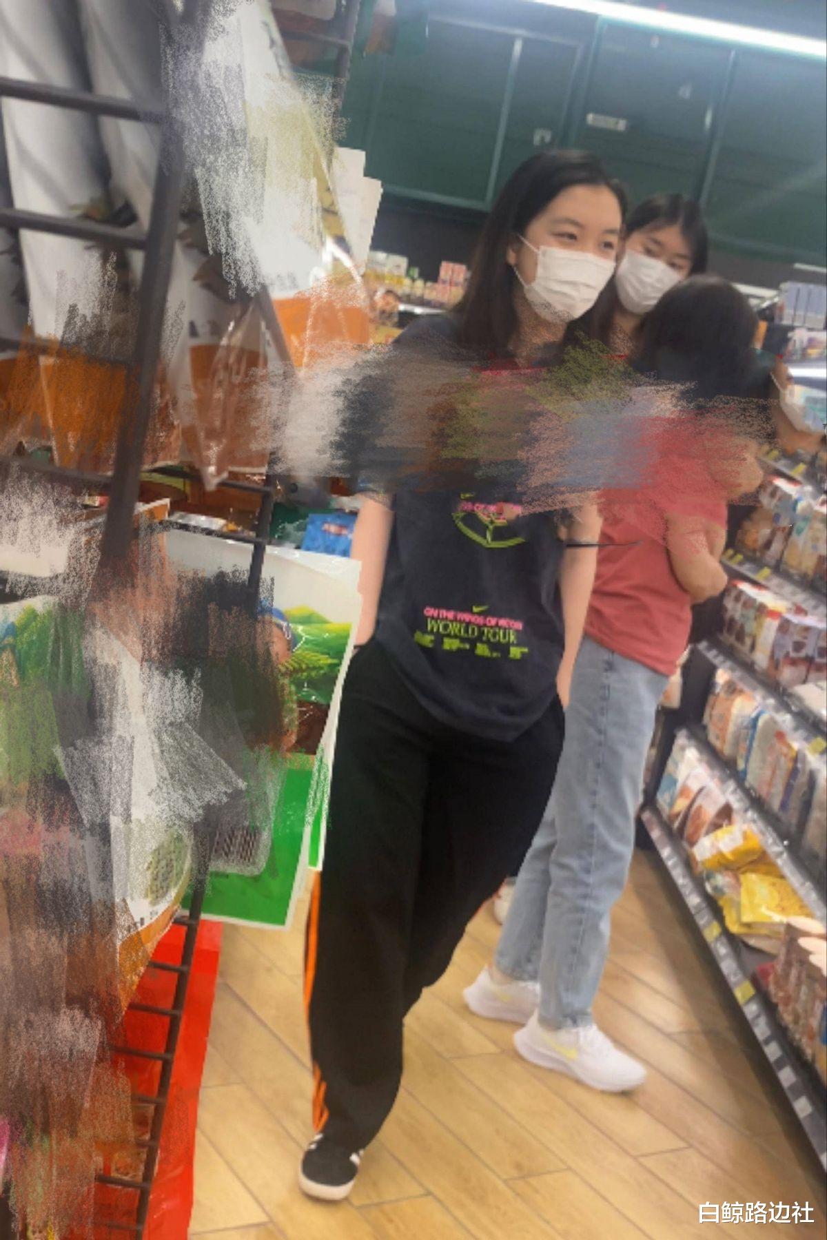 李嫣|15岁李嫣和奶奶逛超市！双手插兜好帅气，当街大笑手术痕迹仍明显