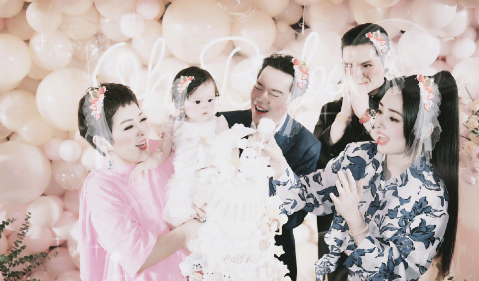 修图|向太抱孙女画面曝光，Cora四肢肉乎奶奶满脸慈爱，祖孙二人好富态