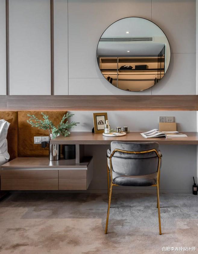 传统床头柜我看不上,悬空设计延伸2m桌面,一字排开可享3大功能