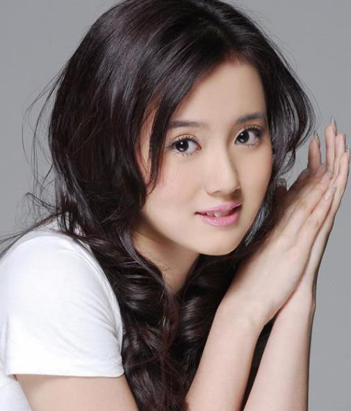 江铠同|32岁女演员江铠同罕见现身，猪鼻子、嘴角下垂，网友：从头做人？