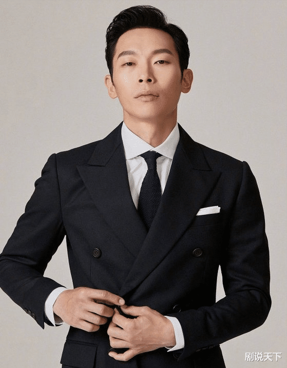 李钟硕|李钟硕新剧造型路透，西装笔挺身材优越，配角阵容也精彩
