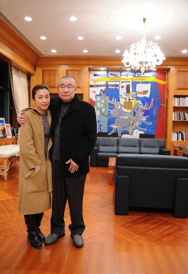 刘銮雄|70岁刘銮雄现身股东大会，三位壮汉保镖开道，陈诗韵替妹主持大局