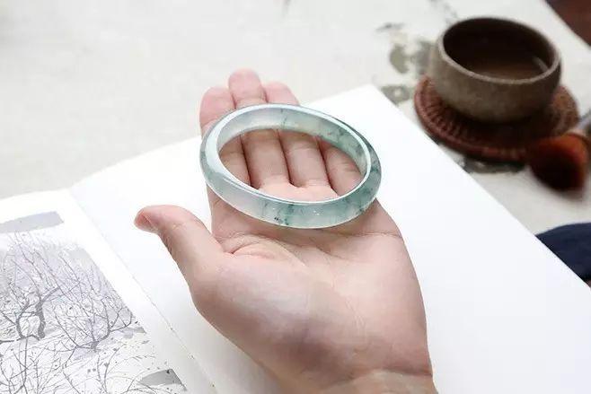 翡翠|一条翡翠玉镯的诞生，你知道她经历了什么吗？