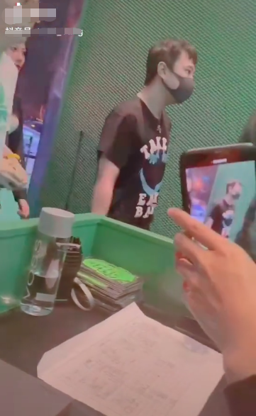 王思聪|王思聪逛街被偶遇，数位靓丽美女环绕在侧，手上一块表值2000万？