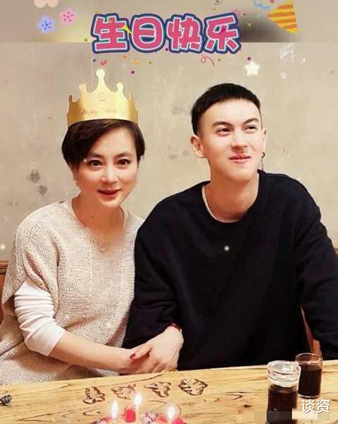 李玲玉|58岁“玉兔精”李玲玉晒与儿子出游照，美腿抢镜，混血儿子堪比明星