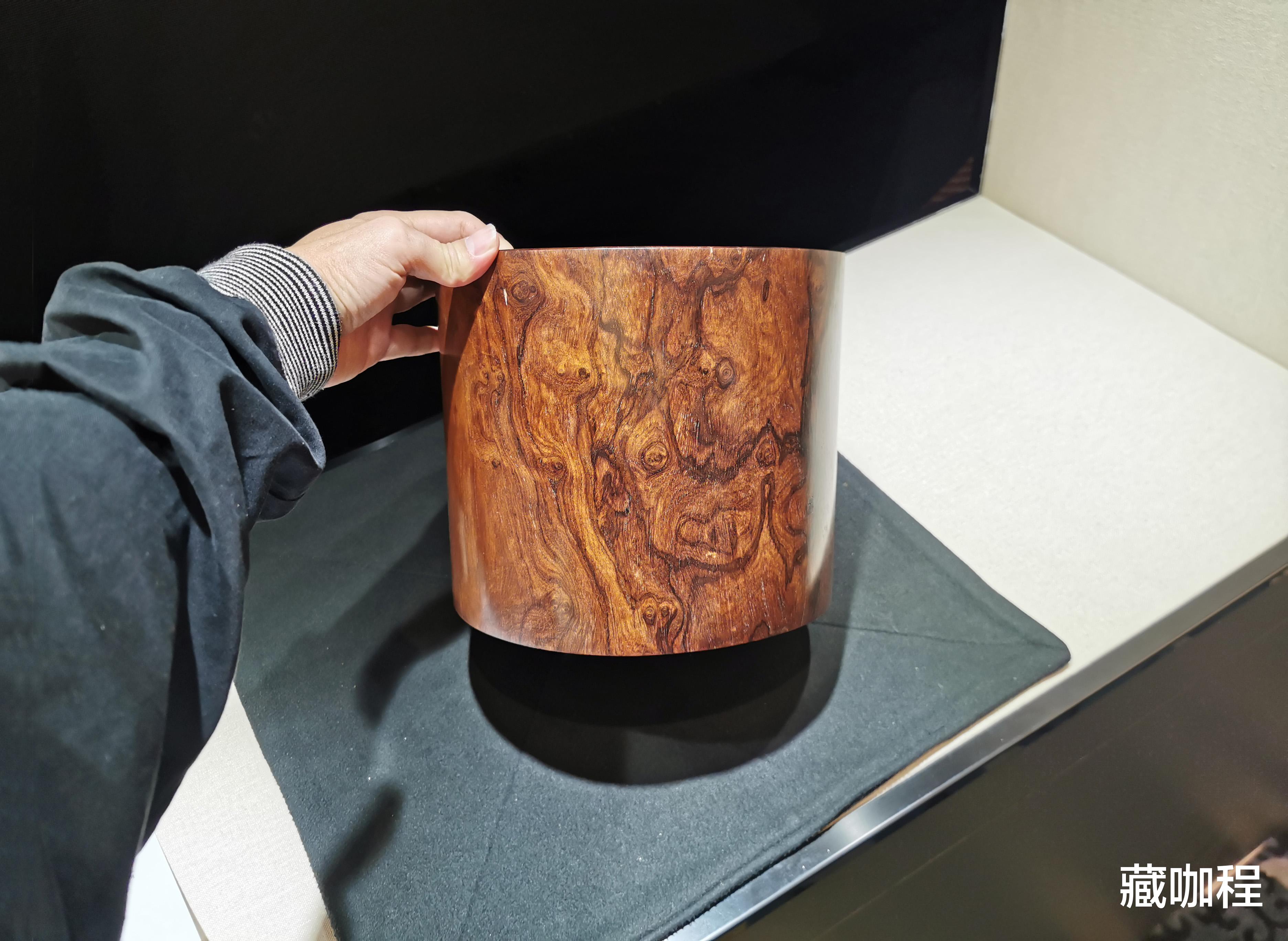 笔筒|魑魅魍魉齐登场，黄花梨大笔筒浑然天成