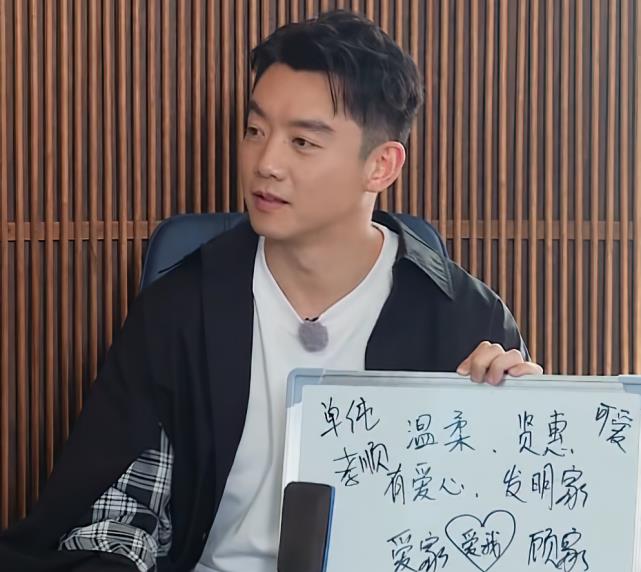 郑恺|苗苗提前起床录节目，桌上放的“大方盒”引热议，郑恺眼光真毒