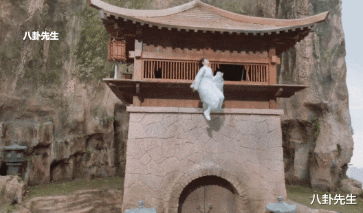 国产剧|国产剧真敢拍！女主坠楼安全落地，神仙打架用枪，古代惊现热气球