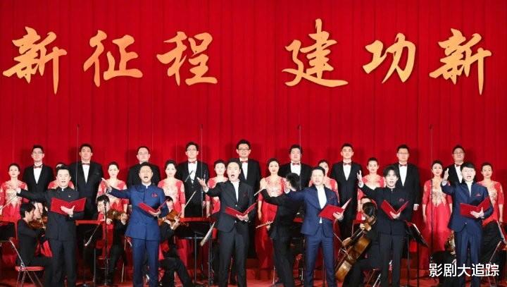 张韶涵|华仔段奕宏跨年夜上新闻联播，一身中山装帅呆，张韶涵红裙站c位