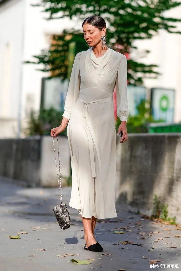 时尚搭配师瓜瓜|时髦的女人都不穿小白鞋了,今夏流行这“3双鞋”,小个子也合适