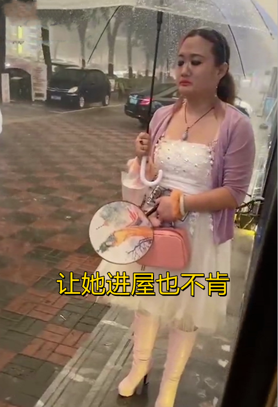 天津市 天津女子化浓妆举止怪异，痴望发廊小哥不肯走，“被情狠伤过”