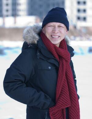 李明|找不到丑女就让他反串演裘千尺，曾被保安吹哨警惕，邻居看他就骂