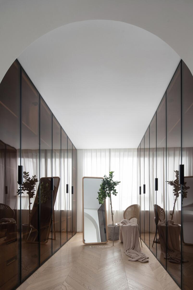 为追求极简，她舍弃门窗套，全屋色调高度统一，干净又大气