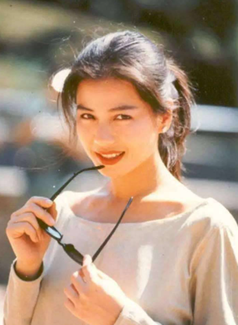 钟楚红|钟楚红黎姿合体看画展，61岁钟楚红身材发福臃肿，模样大变认不出