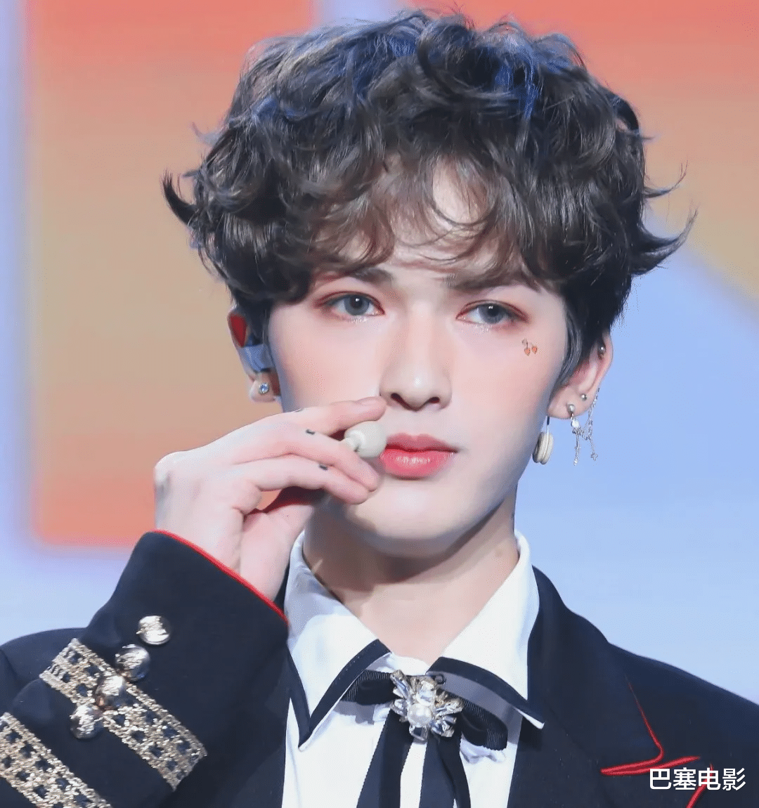 赵露思|风中凌乱！也不是不让男明星化妆，但化成这样有必要？