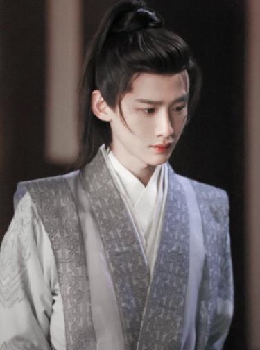 白敬亭|白敬亭新剧开机，女主虽扮相甜美，但网友觉得她更合适？