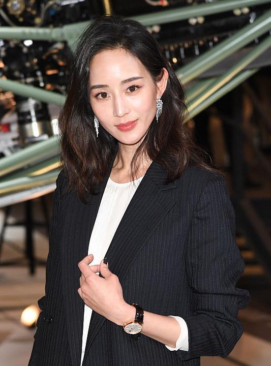 波波的时尚|张钧甯衣品太好了，穿雾霾蓝西装显高挑，光看腿长就有“1米8”