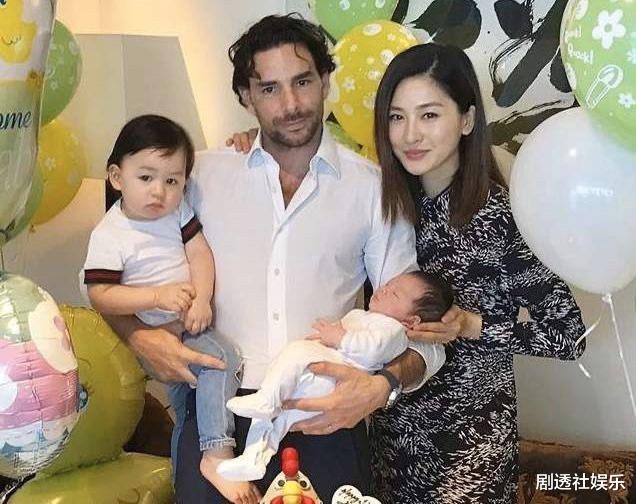 周汶锜|香港第一名模周汶锜两度原谅外籍丈夫出轨，俩混血儿子颜值颇高