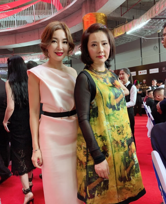 穿衣搭配 何赛飞也换发型，剪波波头好显年轻，站宋晓英旁边看不出差了8岁