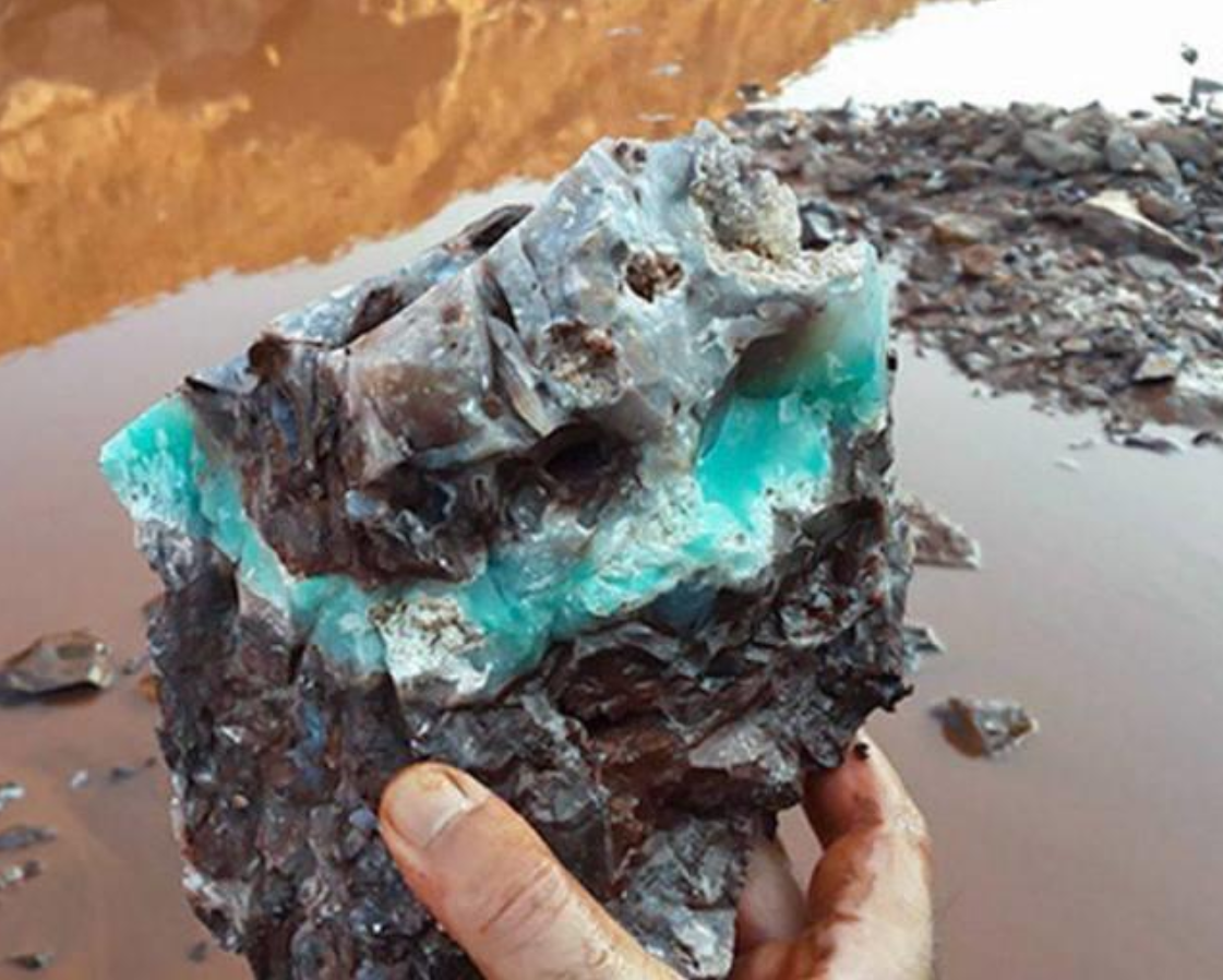 舜网 男子在河边捡到一块蓝色石头,专家:价值估计是上千万