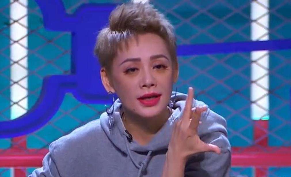 宁静|宁静卖自创品牌的帽子，一顶499元，本人出镜笑场无人问津显尴尬