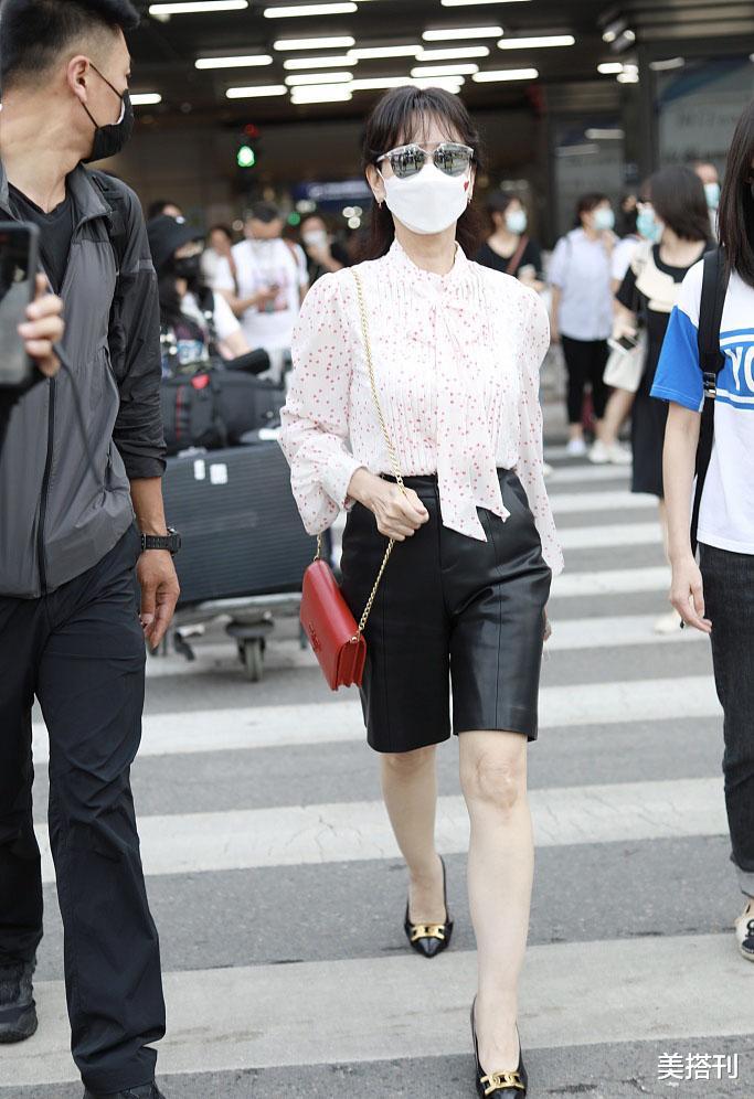 美搭刊|是真年轻还是心态年轻?赵雅芝蕾丝裙配大檐帽,网友:战胜了年龄