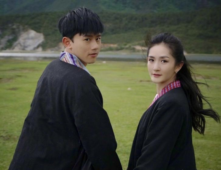 谢娜|谢娜晒出二胎女儿小咘芽，双胞胎姐妹温馨同框，三位公主超幸福