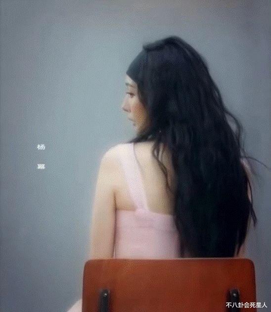 李菲儿|杨幂身材翻车，新照虎背熊腰女神幻灭，被衣服勒出一坨肥肉