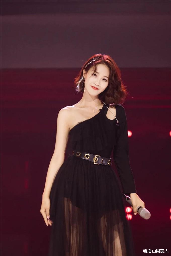 峨眉山周美人|夏天就要露肩!今夏跟女团学穿“斜肩单品”,性感又时髦