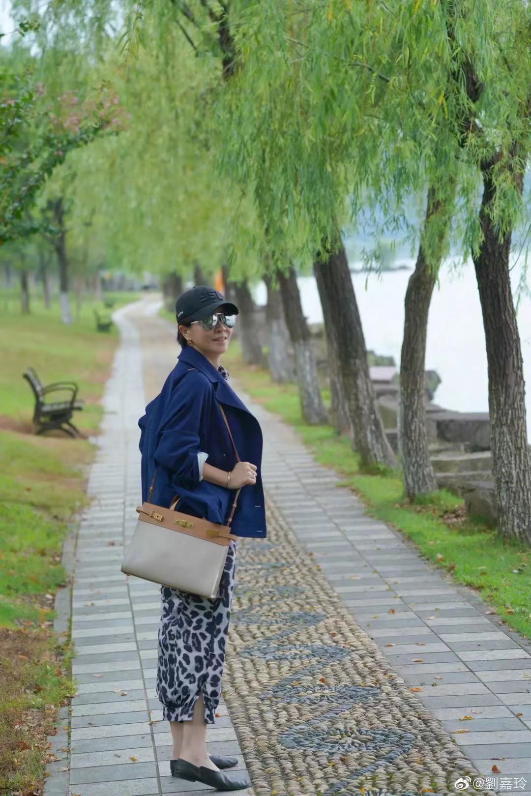 加菲猫说时尚|刘嘉玲一家烧香祈福！母亲背40万包露富了，弟媳红毛丝袜太不得体了