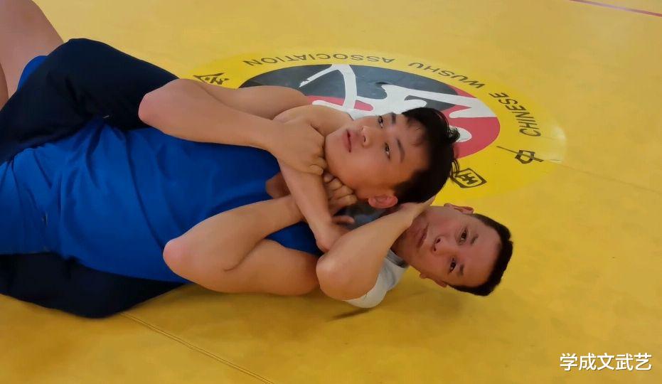 李景亮|武术高手找到破裸绞方法，“穿插手掌”、格挡对方手臂，这样能行？