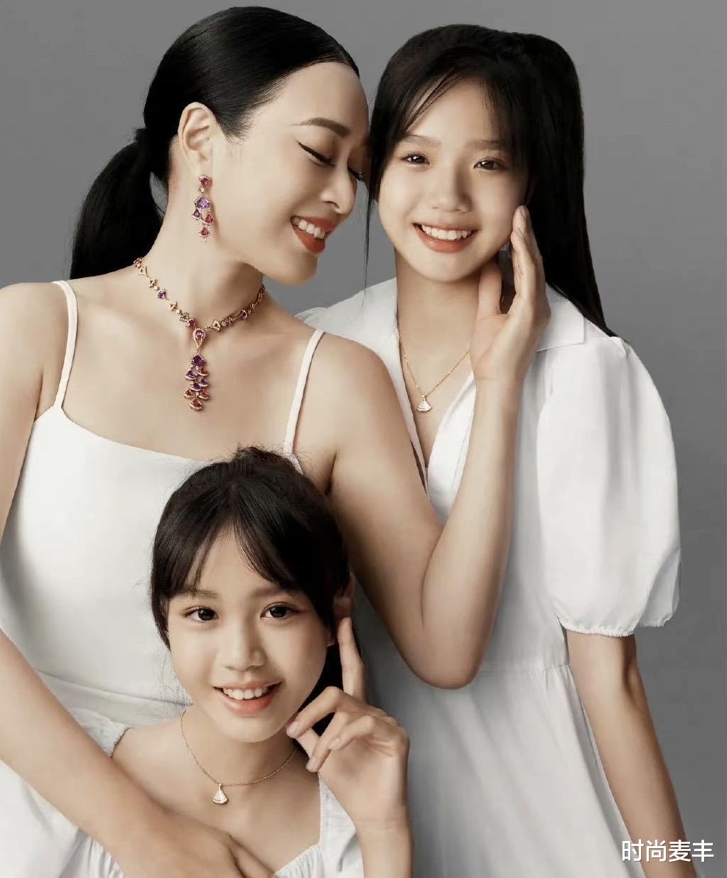 时尚麦丰|钟丽缇和两女儿同框，大女儿眼神清澈，完全没浪费妈妈的美貌