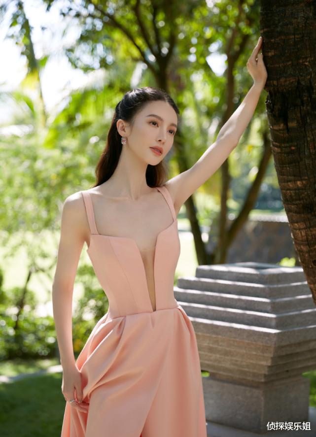 金晨|真纸片人！金晨现身活动排骨胸全程抢镜，网友齐呼：瘦得可怕