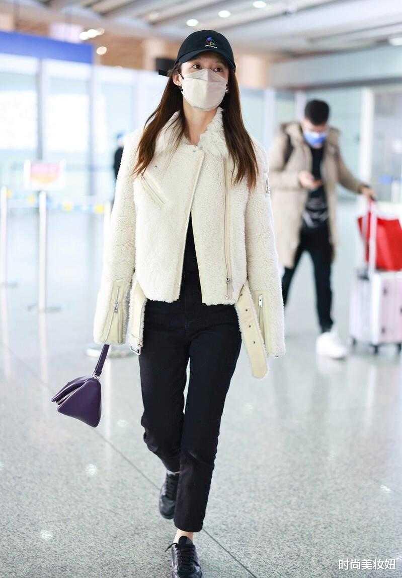 李沁|李沁眼光真符合大众审美,穿白色毛夹克配小黑裤,保暖又洋气