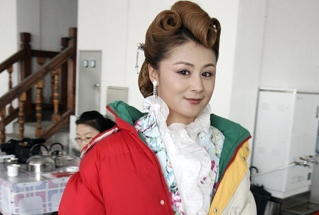 情感维护|身价五个亿的谢大脚50岁了还在拚命挣钱!真不知挣钱为了啥