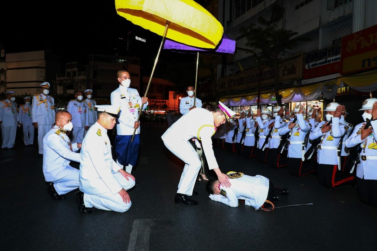 拥抱|太感动了！泰王小儿子双膝跪地与嫡姐拥抱，16岁身高飙1米8贼魁梧