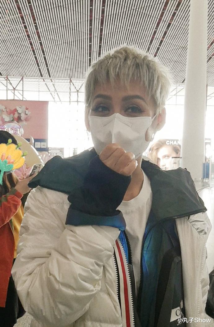 张歆艺|49岁宁静真放得开,白金短发走机场认不出,烟熏妆像真人芭比娃娃