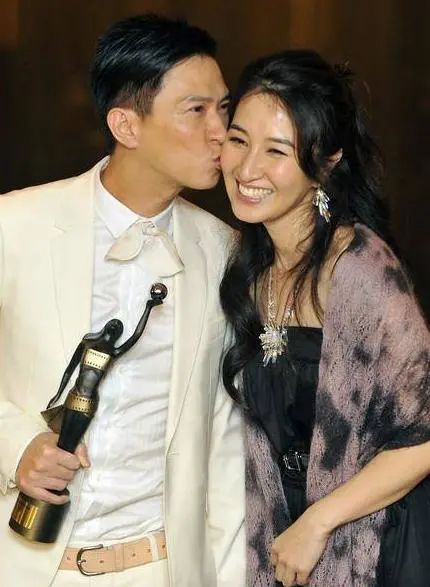 潘虹|张家辉一家三口外出，57岁关咏荷保养得宜，15岁女儿又是大长腿